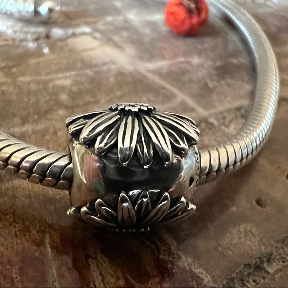 NEW NWT Authentic Chamilia- April Daisy flower Charm Youthful and Virtue 925 - Picture 5 of 8